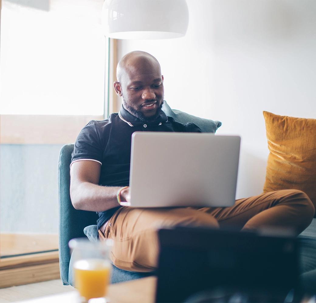 Man on his computer and drinking tea