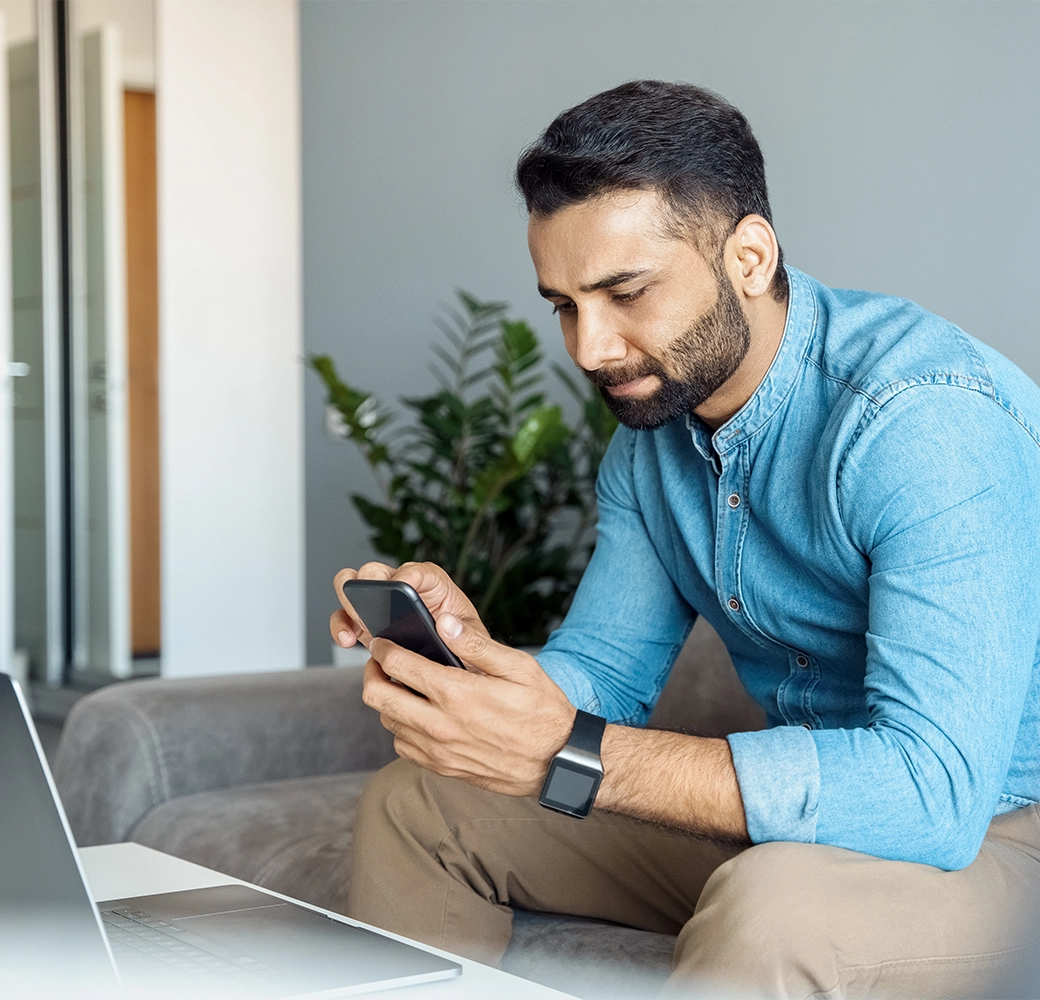 Man typing on his cell phone